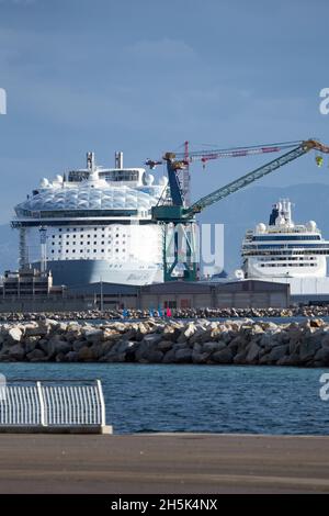 La merveille de la mer de la Royal Caribbean, construite à Saint Nazaire, arrivée à Marseille le 9 novembre pour les travaux de finition, sera en mer le mars, elle est le plus grand navire de croisière du monde :Longueur 362m largeur 66m 6988 passagers et 2300 membres d'équipage.le formulaire de remise à neuf n°10 du port de Marseille est l'un des 3 plus grands du monde (465x85m) Banque D'Images