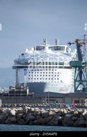 La merveille de la mer de la Royal Caribbean, construite à Saint Nazaire, arrivée à Marseille le 9 novembre pour les travaux de finition, sera en mer le mars, elle est le plus grand navire de croisière du monde :Longueur 362m largeur 66m 6988 passagers et 2300 membres d'équipage.le formulaire de remise à neuf n°10 du port de Marseille est l'un des 3 plus grands du monde (465x85m) Banque D'Images