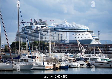 La merveille de la mer de la Royal Caribbean, construite à Saint Nazaire, arrivée à Marseille le 9 novembre pour les travaux de finition, sera en mer le mars, elle est le plus grand navire de croisière du monde :Longueur 362m largeur 66m 6988 passagers et 2300 membres d'équipage.le formulaire de remise à neuf n°10 du port de Marseille est l'un des 3 plus grands du monde (465x85m) Banque D'Images