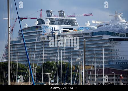 La merveille de la mer de la Royal Caribbean, construite à Saint Nazaire, arrivée à Marseille le 9 novembre pour les travaux de finition, sera en mer le mars, elle est le plus grand navire de croisière du monde :Longueur 362m largeur 66m 6988 passagers et 2300 membres d'équipage.le formulaire de remise à neuf n°10 du port de Marseille est l'un des 3 plus grands du monde (465x85m) Banque D'Images