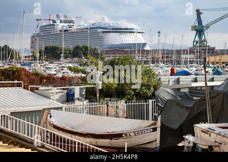 La merveille de la mer de la Royal Caribbean, construite à Saint Nazaire, arrivée à Marseille le 9 novembre pour les travaux de finition, sera en mer le mars, elle est le plus grand navire de croisière du monde :Longueur 362m largeur 66m 6988 passagers et 2300 membres d'équipage.le formulaire de remise à neuf n°10 du port de Marseille est l'un des 3 plus grands du monde (465x85m) Banque D'Images