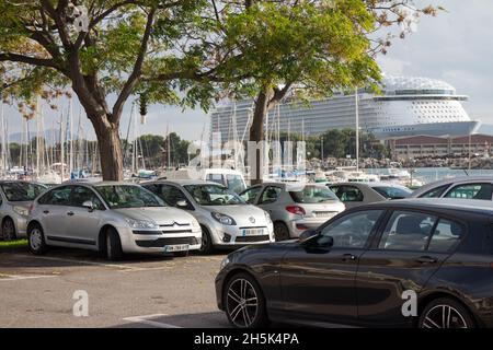 La merveille de la mer de la Royal Caribbean, construite à Saint Nazaire, arrivée à Marseille le 9 novembre pour les travaux de finition, sera en mer le mars, elle est le plus grand navire de croisière du monde :Longueur 362m largeur 66m 6988 passagers et 2300 membres d'équipage.le formulaire de remise à neuf n°10 du port de Marseille est l'un des 3 plus grands du monde (465x85m) Banque D'Images