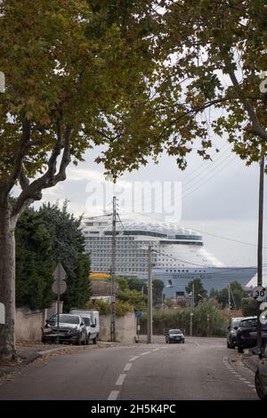 La merveille de la mer de la Royal Caribbean, construite à Saint Nazaire, arrivée à Marseille le 9 novembre pour les travaux de finition, sera en mer le mars, elle est le plus grand navire de croisière du monde :Longueur 362m largeur 66m 6988 passagers et 2300 membres d'équipage.le formulaire de remise à neuf n°10 du port de Marseille est l'un des 3 plus grands du monde (465x85m) Banque D'Images