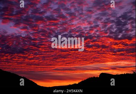 Nuages dans le ciel au coucher du soleil, Fulford Harbour, Salt Spring Island, British Columbia, Canada Banque D'Images