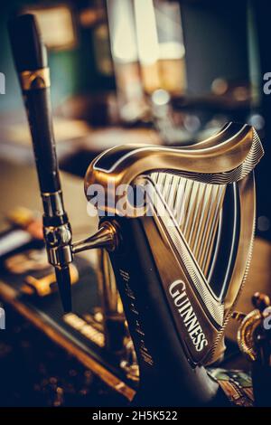 Bucarest, Roumanie - 21 mai 2021 : image éditoriale d'un robinet de bière Guinness exposé dans un pub à Bucarest, Roumanie. Banque D'Images