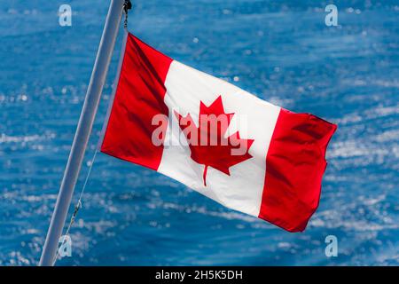 Drapeau canadien sur le Ferry, le passage de l'intérieur, Colombie-Britannique, Canada Banque D'Images