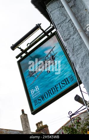 Panneau de pub de l'auberge Swordfish, Newlyn, Cornwall.Un pub local du XVIe siècle proposant nourriture et hébergement. Banque D'Images