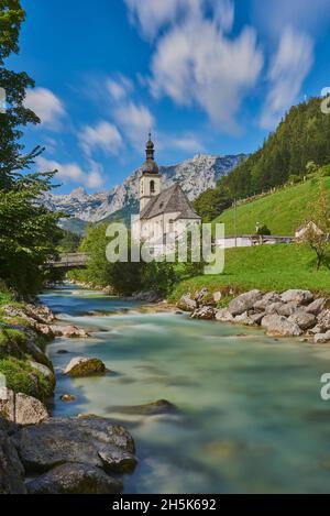 Église paroissiale de Saint-Sébastien avec l'Ache de Ramsauer qui traverse la vallée juste au nord du parc national de Berchtesgaden Banque D'Images
