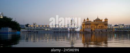 Le Temple d'Or (Sri Harmandir Sahib) Gurdwara et Sarovar (piscine de Nectar), au crépuscule; Amritsar, Punjab, Inde Banque D'Images