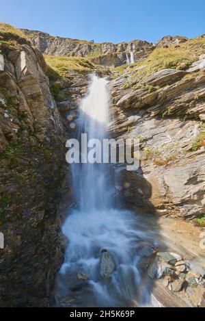 Cascade à la Hochalpenstraße (Hochalpenstrasse) près de Kaiser-Franz-Josefs-Höhe; Kärnten (Carinthie), Autriche Banque D'Images