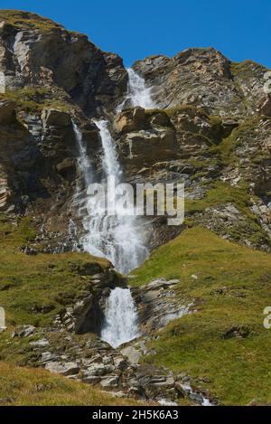 Cascade à la Hochalpenstraße (Hochalpenstrasse) près de Kaiser-Franz-Josefs-Höhe; Kärnten (Carinthie), Autriche Banque D'Images