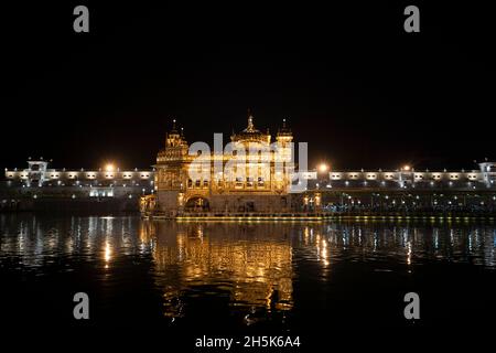 Le Temple d'Or (Sri Harmandir Sahib) Gurdwara et Sarovar (piscine de Nectar), au crépuscule; Amritsar, Punjab, Inde Banque D'Images