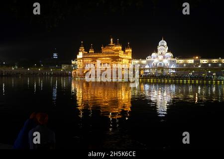 Le Temple d'Or (Sri Harmandir Sahib) Gurdwara et Sarovar (piscine de Nectar), au crépuscule; Amritsar, Punjab, Inde Banque D'Images