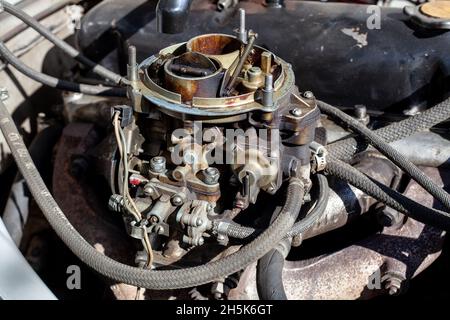 Carburateur démonté sur l'ancien moteur sans dessus ni filtre à air.Moteur du carburateur entretien et réparation.Nettoyage du circuit de carburant.Gros plan Banque D'Images