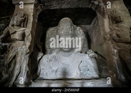 Trois têtes Maheshmurti représentant Shiva comme créateur, protecteur et destructeur dans les grottes d'Elephanta, à Back Bay au large de Mumbai; Mumbai, Bombay, Inde Banque D'Images