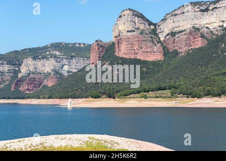 Réservoir SAU et chaîne de montagnes de Las Guillerias avec le clocher submergé du village de San Roman de Sau, Barcelone Banque D'Images