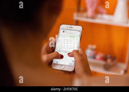 Gros plan d'un téléphone sur une main féminine Banque D'Images