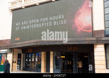 Les gens marchent devant un message affiché au-dessus des portes ouvertes d'un cinéma vue à Londres, car les salles intérieures telles que les musées et les cinémas sont autorisées à rouvrir. Banque D'Images