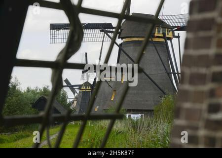 Vue d'une rangée de moulins à vent traditionnels dans le cadre d'une aile de moulin à vent; Kinderdijk, Hollande-Sud, pays-Bas Banque D'Images