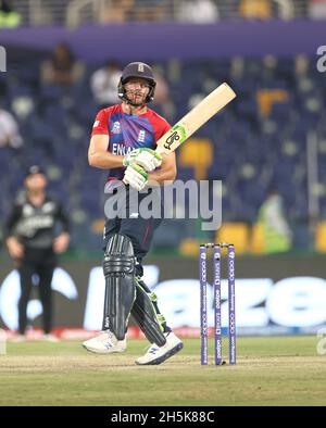 Abu Dhabi, Émirats Arabes Unis, 10, Nov 2021: ICC T20 1ère demi-finale: Angleterre contre Nouvelle-Zélande : Jos Buttler d'Angleterre en action de batting pendant la 1ère partie au stade Sheikh Zayed, Abu Dhabi mercredi.Crédit photo : Seshadri SUKUMAR crédit: Seshadri SUKUMAR/Alamy Live News crédit: Seshadri SUKUMAR/Alamy Live News crédit: Seshadri SUKUMAR/Alamy Live News Banque D'Images