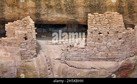 Ruines ancestrales de Puebloan des structures en pierre dans les habitations de falaise d'un ancien Pueblo dans le sud-ouest américain Banque D'Images