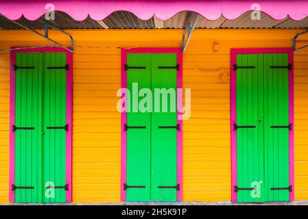 Gros plan de volets et de portes colorés sur la maison traditionnelle de Basse-Terre ; Guadeloupe, Antilles françaises Banque D'Images