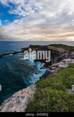 Vagues s'écrasant sur la péninsule rocheuse de la Pointe des Châteaux sur Grande-Terre ; Guadeloupe, Antilles françaises Banque D'Images