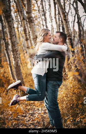 Un couple marié mature qui passe du temps ensemble pendant un après-midi d'automne chaud dans un parc municipal; St. Albert, Alberta, Canada Banque D'Images