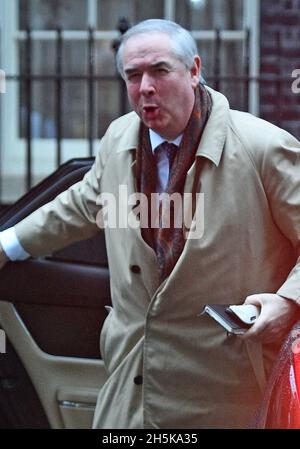 Photo du dossier datée du 17/12/2019 du procureur général de l'époque, Geoffrey Cox, qui arrive à Downing Street, à Londres, pour la première réunion du Cabinet après que le Parti conservateur ait remporté l'élection générale.Le député de Torridge et de West Devon a déclaré qu'il ne croyait pas avoir enfreint les règles parlementaires après l'apparition d'une vidéo montrant qu'il entreprenant des travaux externes depuis son bureau de Westminster.Date de publication : le mercredi 10 novembre 2021. Banque D'Images