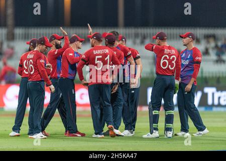 Abu Dhabi, eau, 10 novembre 2021.L'Angleterre célèbre le cricket de Kane Williamson, capitaine de la Nouvelle-Zélande, lors de la demi-finale de la coupe du monde ICC Mens T20 entre l'Angleterre et la Nouvelle-Zélande au stade de cricket Sheikh Zayed, à Abu Dhabi, aux Émirats arabes Unis, le 10 novembre 2021.Photo de Grant Winter.Utilisation éditoriale uniquement, licence requise pour une utilisation commerciale.Aucune utilisation dans les Paris, les jeux ou les publications d'un seul club/ligue/joueur.Crédit : UK Sports pics Ltd/Alay Live News Banque D'Images