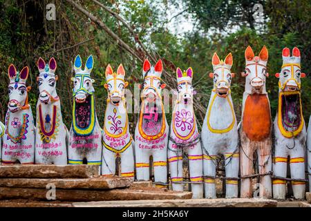 Statues de chevaux en terre cuite peintes au temple Sri Solai Andavar à Kothari, région de Chetindu, Tamil Nadu, Inde Banque D'Images