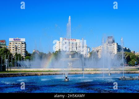 Bucarest, Roumanie, 4 septembre 2021 : fontaine décorative avec de petites gouttes d'eau sur la place Unirii (Piata Unirii) dans le centre-ville, en automne ensoleillé Banque D'Images