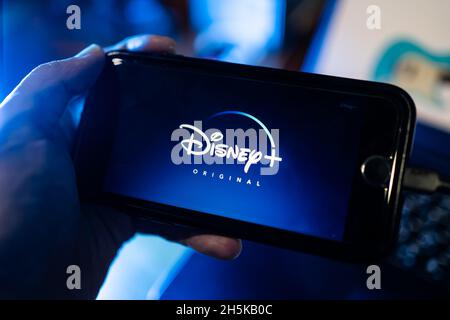 Bangkok, Thaïlande - 10 novembre 2021 :Un utilisateur mobile utilisant Disney+, une application de service de streaming vidéo, sur iPhone 7. Banque D'Images