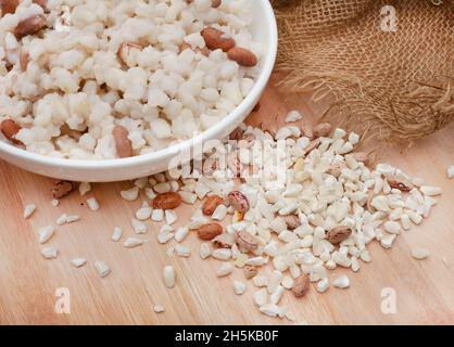 Aliments de base sud-africains traditionnels à base de maïs et de haricots martelés connus sous le nom de samp et de haricots Banque D'Images