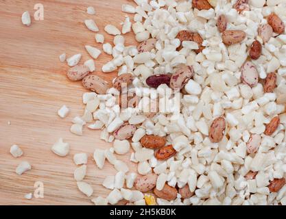 Aliments de base sud-africains traditionnels à base de maïs et de haricots martelés connus sous le nom de samp et de haricots Banque D'Images