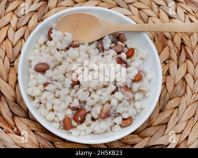 Aliments de base sud-africains traditionnels à base de maïs et de haricots martelés connus sous le nom de samp et de haricots Banque D'Images