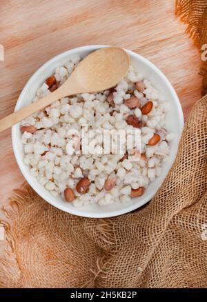 Aliments de base sud-africains traditionnels à base de maïs et de haricots martelés connus sous le nom de samp et de haricots Banque D'Images