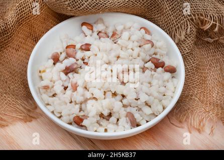 Aliments de base sud-africains traditionnels à base de maïs et de haricots martelés connus sous le nom de samp et de haricots Banque D'Images