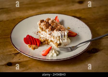 Tiramisu plaqué avec des fraises et une fourchette; Studio Banque D'Images