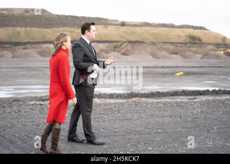 Redcar, Royaume-Uni.09ème novembre 2021.Le maire de Tees Valley, Ben Houchen, montre la secrétaire de l'Échiquier au Trésor, Helen Whately, autour du site de Teesworks qui comprend une grande partie du Freeport de Teesside.Officiellement le site des aciéries SSI, qui a fermé en 2015, le maire a l'intention de transformer le site en un centre d'énergie verte et de capture du carbone, le freeport créant 18,000 emplois au cours de ses 5 premières années d'exploitation.Crédit : SOPA Images Limited/Alamy Live News Banque D'Images