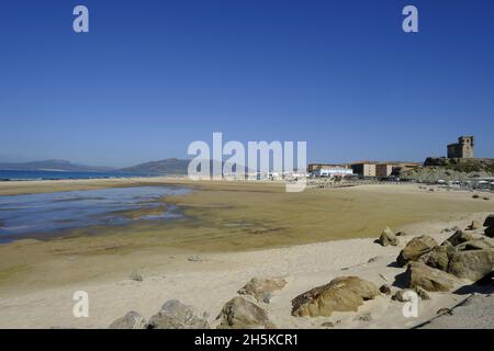 Plage de Los lances vue depuis la chaussée, le matin ensoleillé de septembre, vide de kitesurfers et de touristes.Tarifa, Costa de la Luz, Andalousie, Banque D'Images