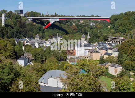 Europe, Luxembourg, ville de Luxembourg, Pafendall, vue sur la vallée de l'Alzette vers le pont de la Grande Duchesse Charlotte Banque D'Images