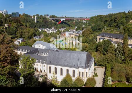 Europe, Luxembourg, ville de Luxembourg, Pafendall, vue sur la vallée de l'Alzette en direction du pont de Charlotte de la Grande Duchesse et du musée de la ville de Muerbelsmillen Banque D'Images