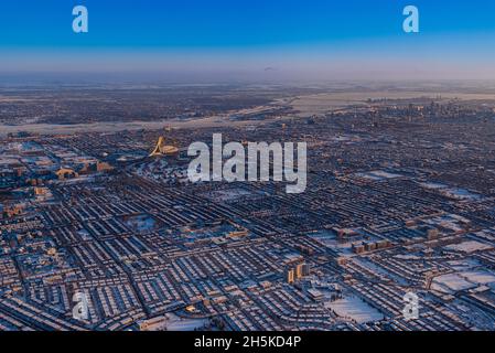 Vue aérienne du paysage urbain de Montréal par une matinée hivernale froide avec des toits enneigés; Montréal, Québec, Canada Banque D'Images