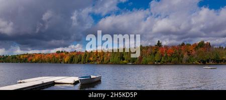 Amarrez sur un lac avec un feuillage de couleur automnale dans la forêt le long du rivage opposé; Québec, Canada Banque D'Images