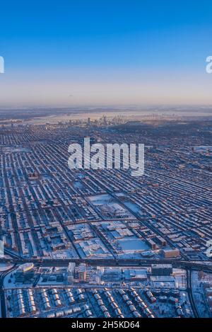 Vue aérienne du paysage urbain de Montréal par une matinée hivernale froide avec des toits enneigés; Montréal, Québec, Canada Banque D'Images