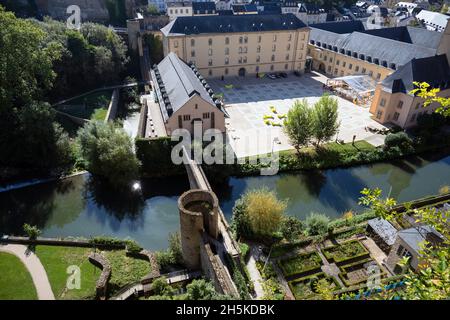 Europe, Luxembourg, ville de Luxembourg, Grund, vues sur le centre culturel de Neimënster et le pont Stierchen depuis les Casemates du Bock Banque D'Images