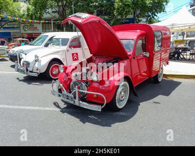 BUENOS AIRES, ARGENTINE - 08 novembre 2021 : Old Citroen 2CV ou 3CV Utility van 1960-1979.Ouvrez le capot.Moteur.Expo Warnes 2021 : salon de la voiture classique.CopySpace Banque D'Images