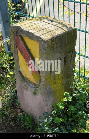 Borderstone # 1 de la frontière suisse allemande près du Rhin, Kleinhüningen, Bâle, Suisse et Weil am Rhein, Bade-Wurtemberg, Allemagne Banque D'Images