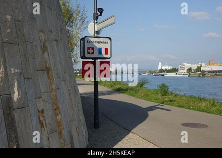 Poste frontière suisse français sur piste cyclable sur la rive ouest du Rhin, Saint Johann, Bâle, Suisse et Saint Louis, Haut Rhin, Grand est, France Banque D'Images